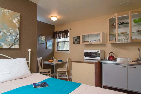 Studio bedroom with small kitchette and dining table