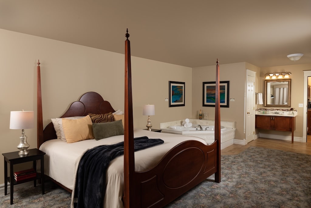 Don't Miss the Okoboji Summer Theater This Year / The Best Okoboji Hotels