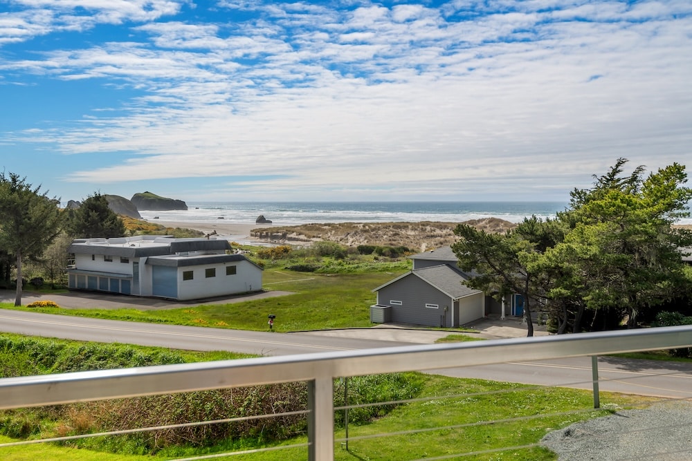 View of the Southern Oregon Coast from our top-rated Bandon Hotel