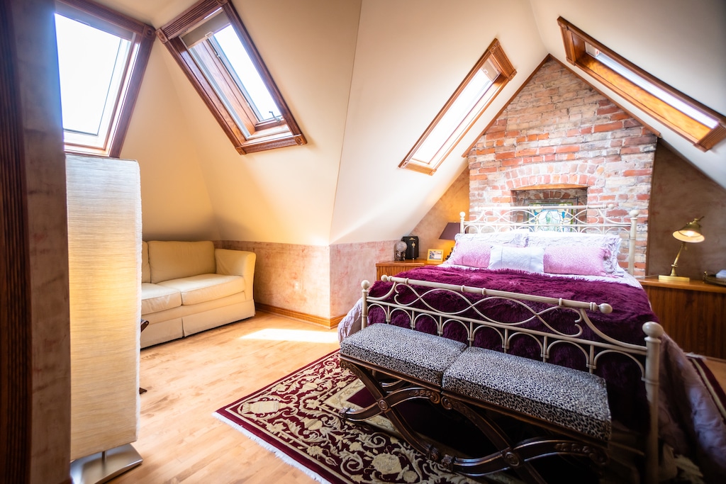 many of the best Bay City restaurants are within walking distance to our Bay City bed and breakfast pictured here