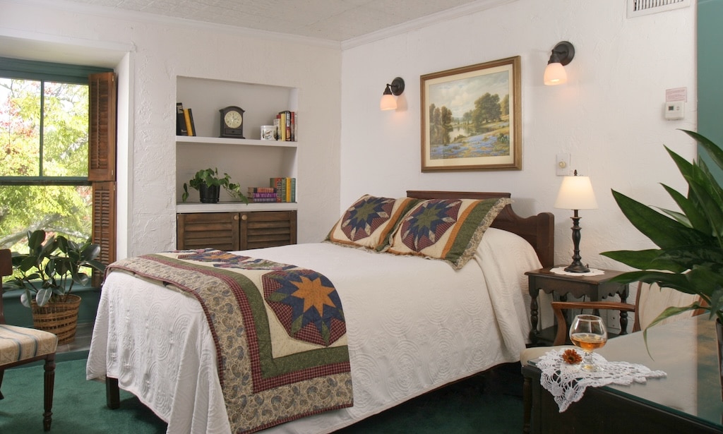 Stay at the best Historic St. Augustine Lodging while on your St. Augustine walking tour. Enjoy a queen size bed in the Graham Room. 