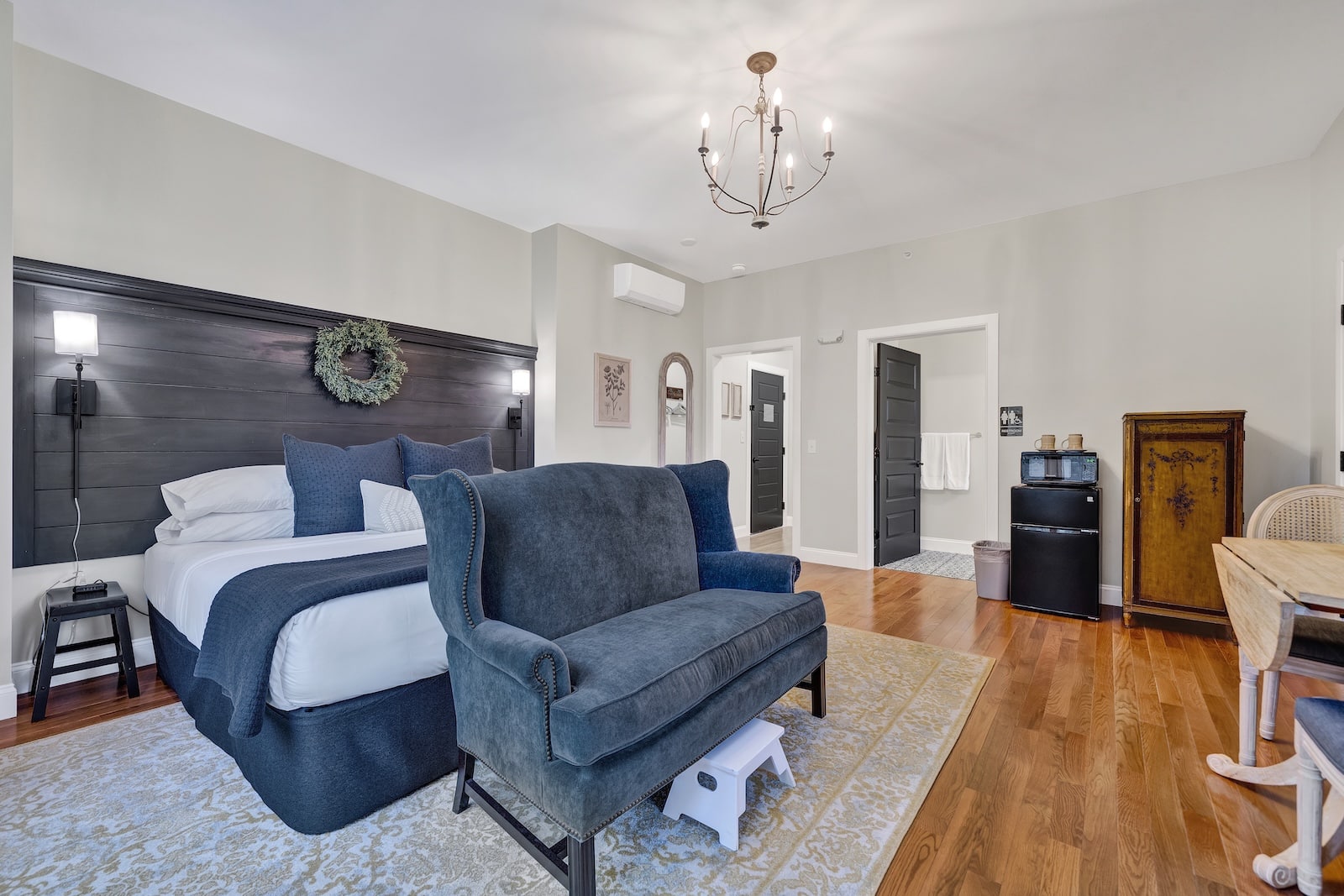 One of the Most Romantic Wedding Venues in Reading PA has lovely lodging options on-site. Guest room with big bed and blue couch