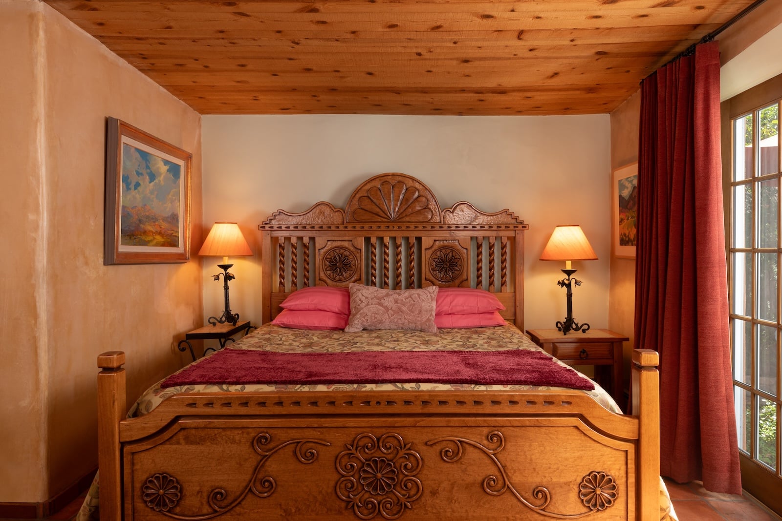 Stay at the best Santa Fe Lodging for your couples getaway. Romantic rooms with unique decor are a highlight as well as comfort. 