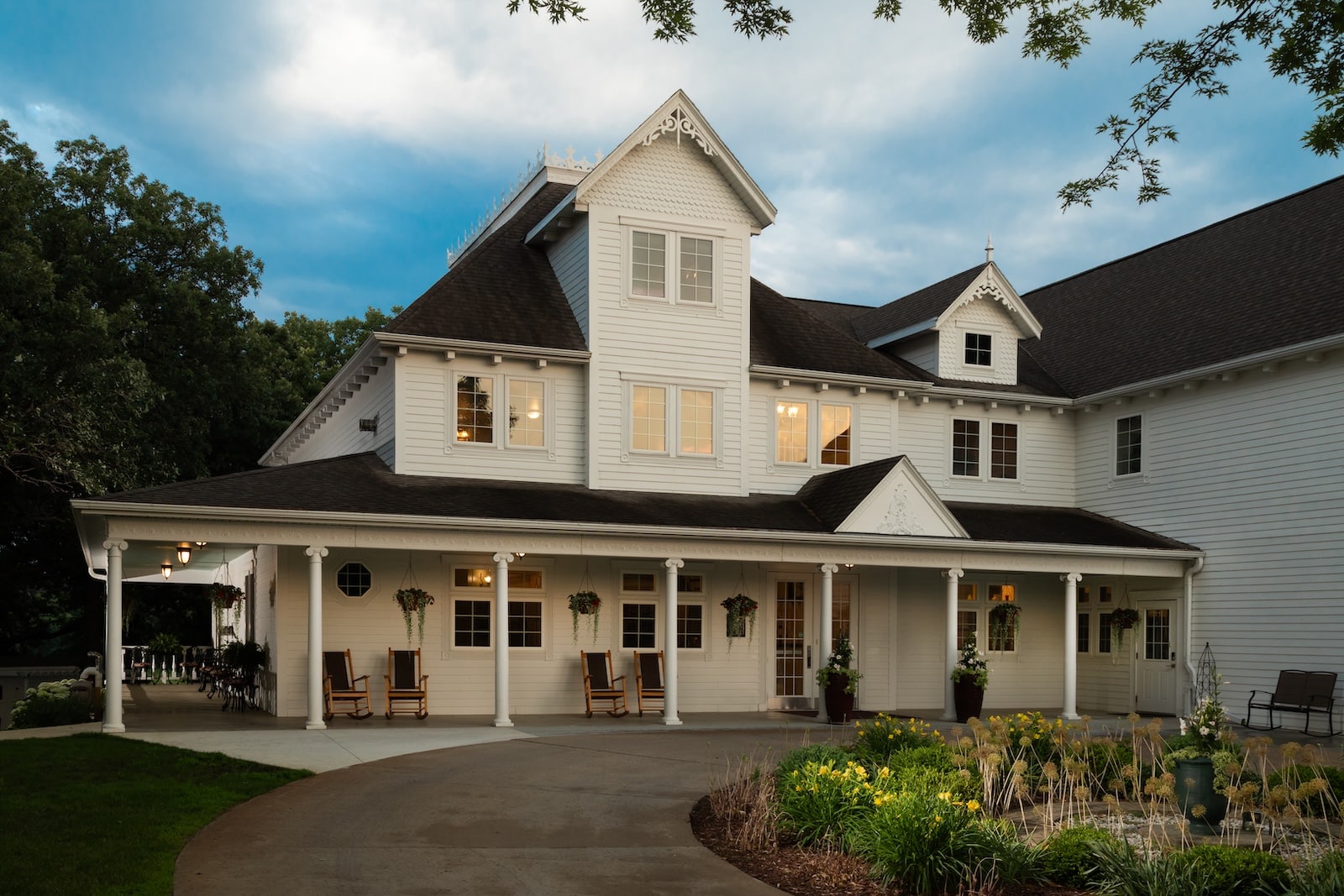 The Best Places to Visit in Iowa: photo of the exterior of The Oakwood Inn