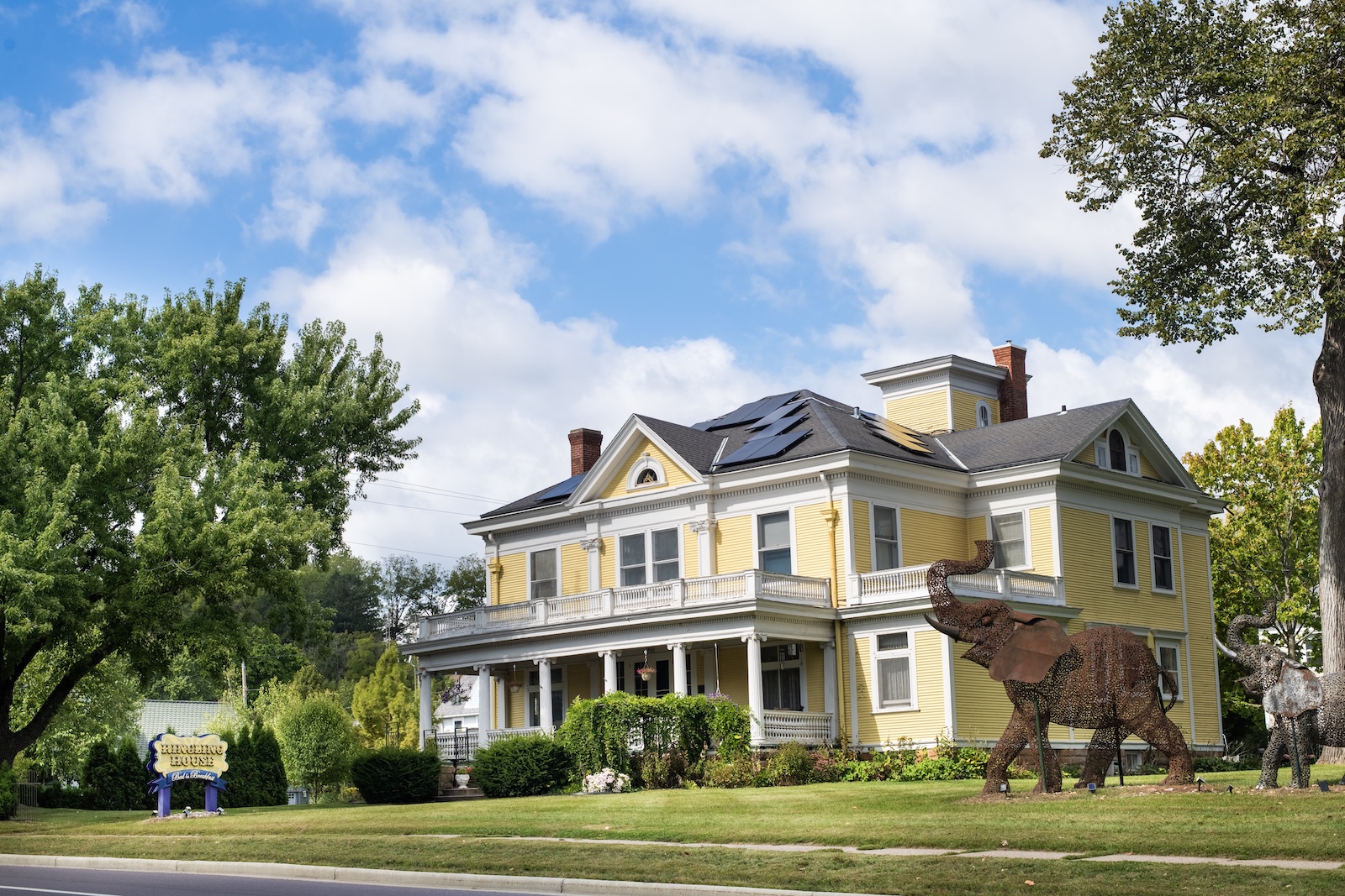 Book your room at our charming yellow Wisconsin bed and breakfast near Devil's Lake State Park in Wisconsin