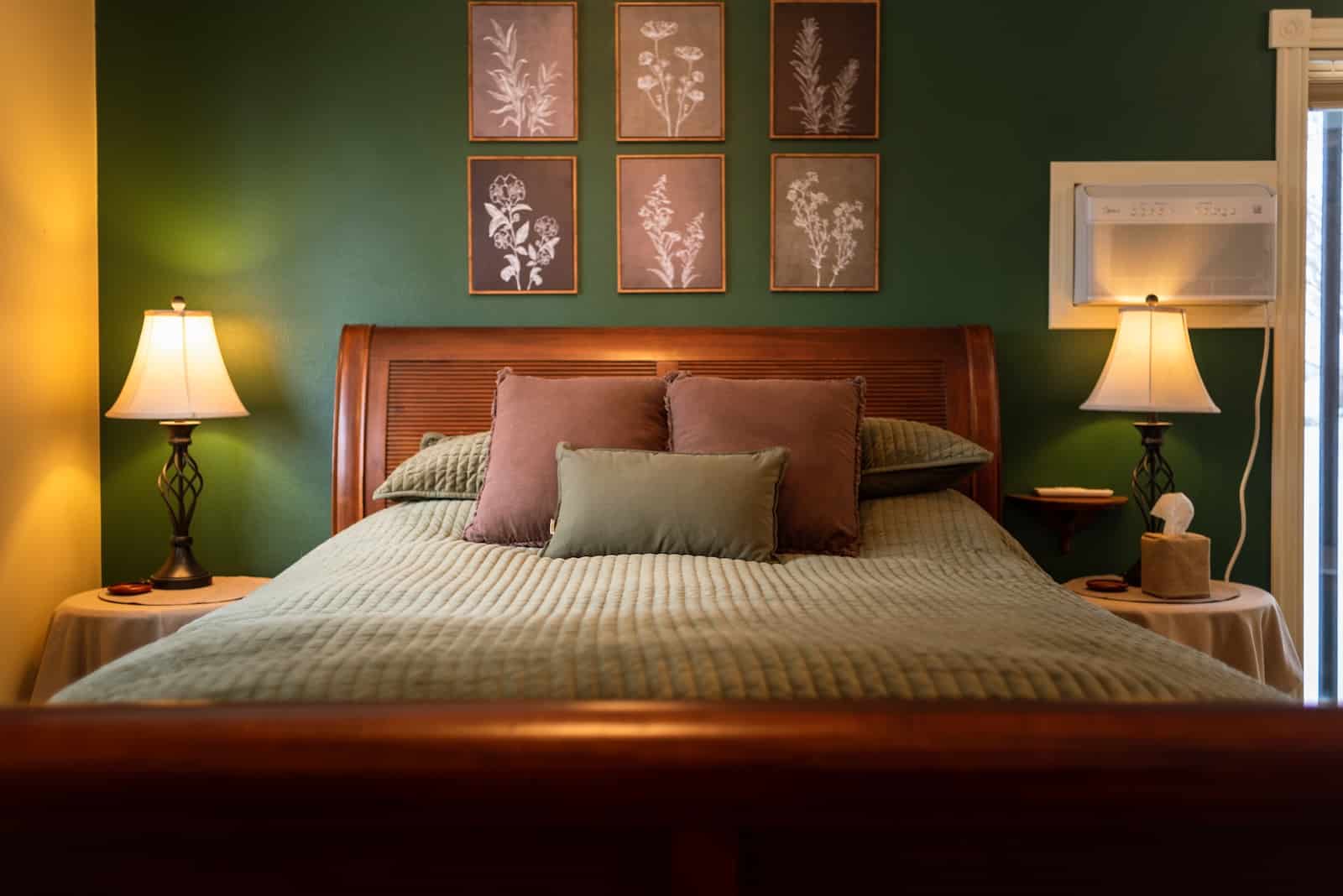 Stay at the best Bed and Breakfast in Montana, and enjoy luxury comforts like a king size bed and breathtaking views of the Bitterroot Valley. 