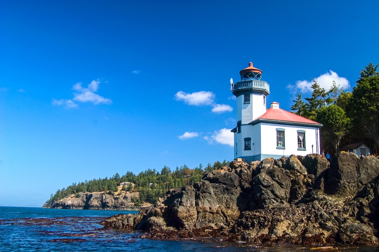 Come visit San Juan Island and see the Lime Kiln Lighthouse. Picture of the Lime Kiln Lighthouse.