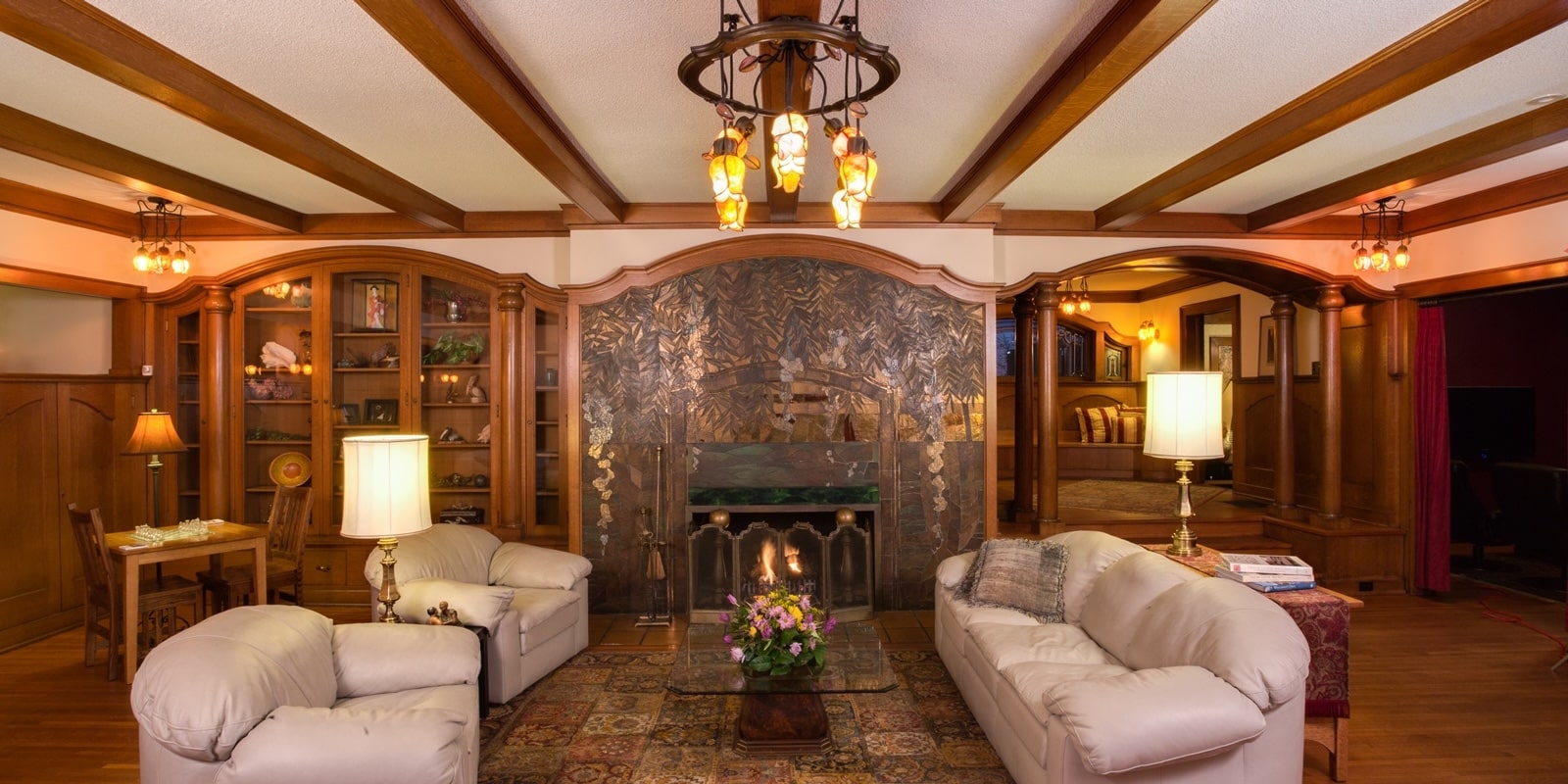 first floor entrance of Stewart Inn, one of the best boutique Wausau Hotels for summer getaways