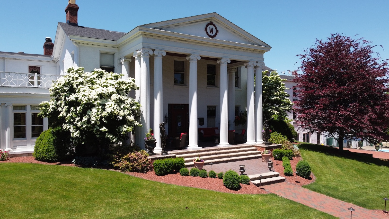 The impressive exterior of Tara near Shenango River Lake