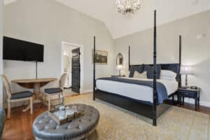 Grand View is a King Room is named after one of the historic resorts of the South Mountain. The room has an en-suite bathroom with double soaking tub, double vanity and separate shower.