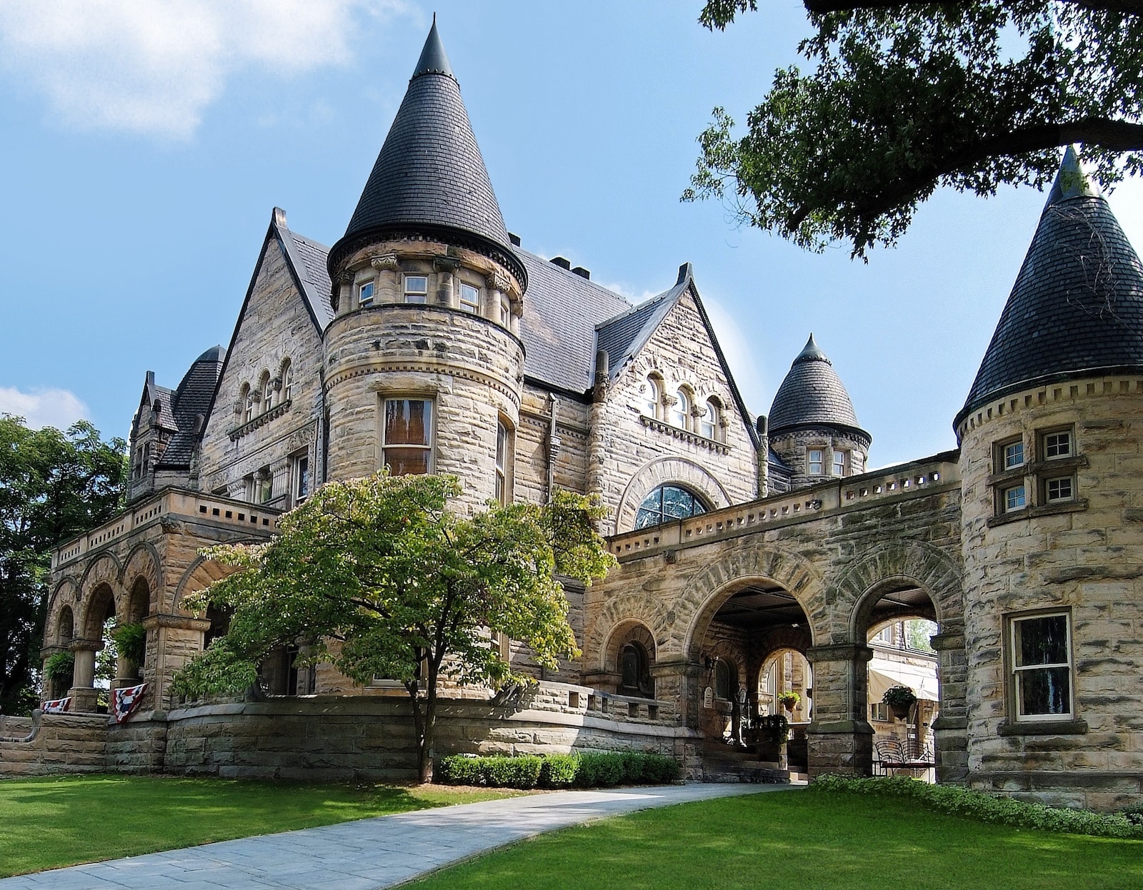 If you're visiting Buhl Park you'll want to stay at Buhl Mansion, our romantic castle in Pennsylvania
