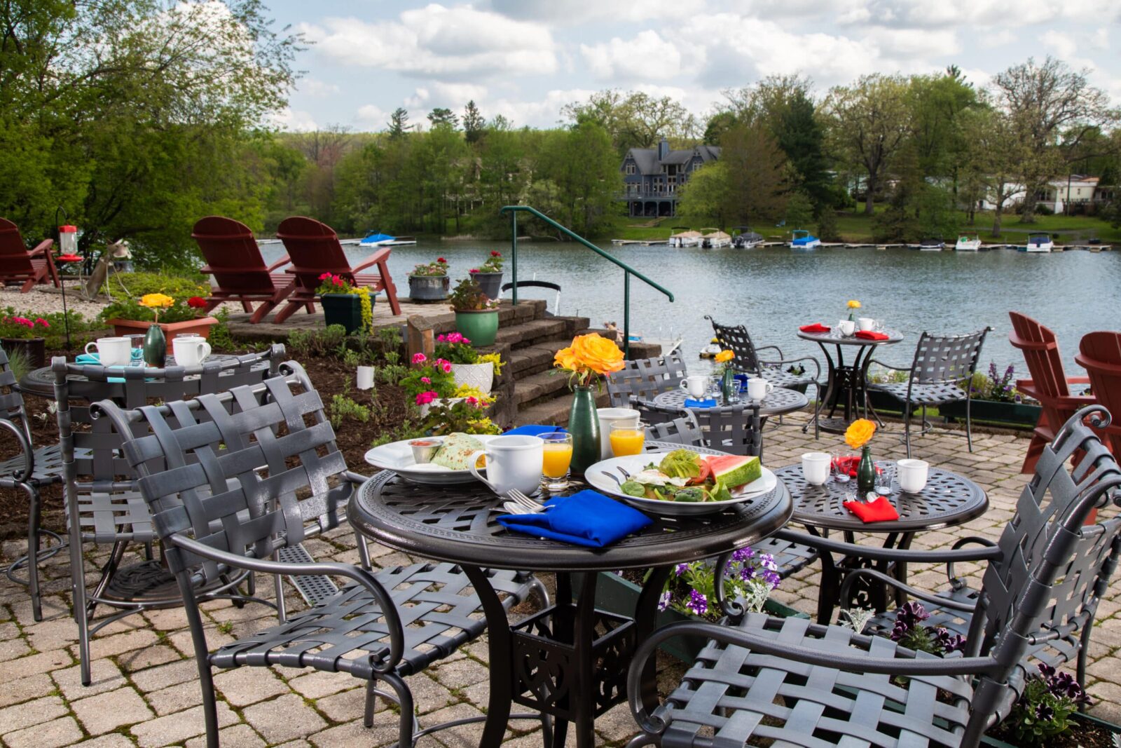 Dine outside on the waterfront at our Deep Creek Lake Hotel