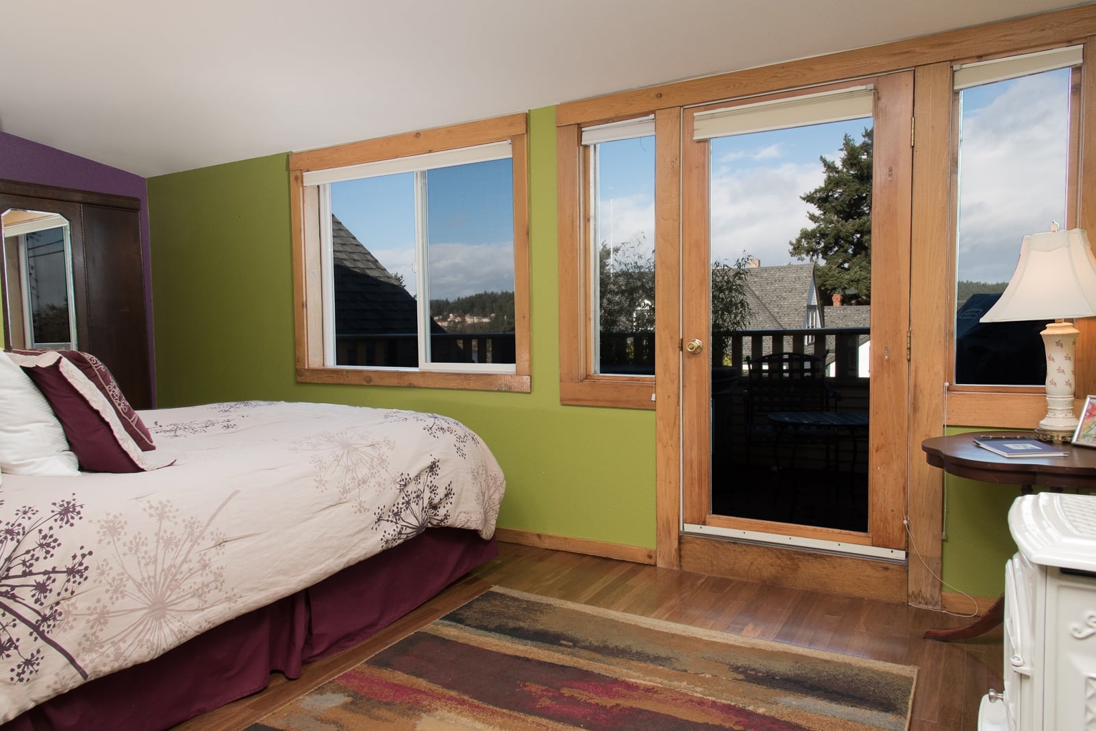 Photo of a guest room at our hotel in Friday harbor just down the street from Madrone Cellars