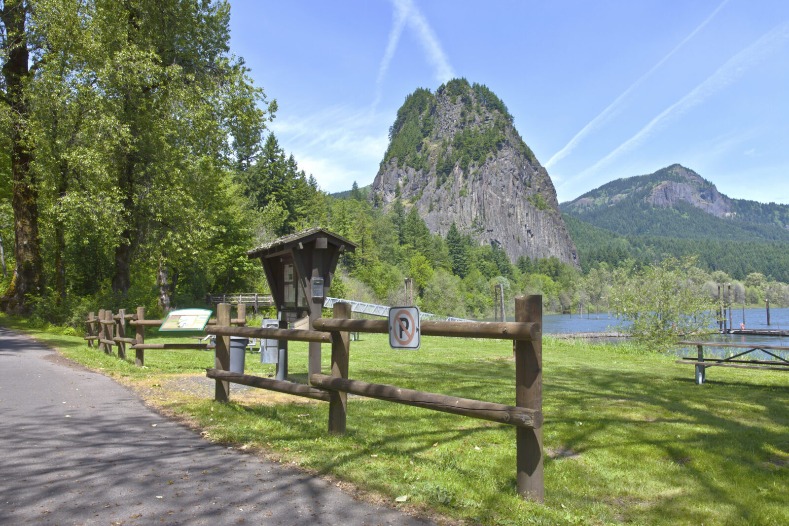 Beacon Rock State Park in Columbia River Gorge