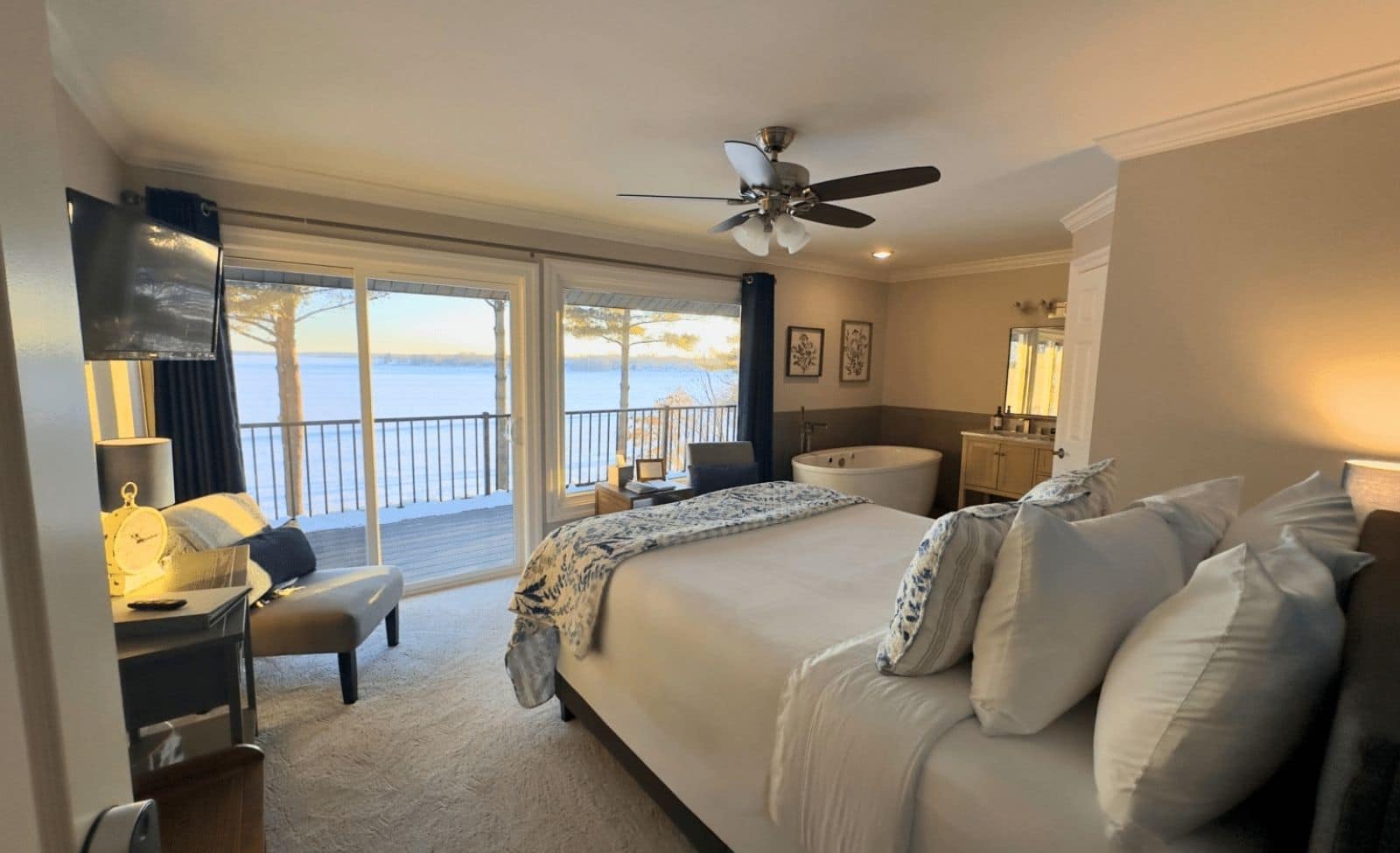 Romantic guest room with a lake view at Inn On Lake Wissota