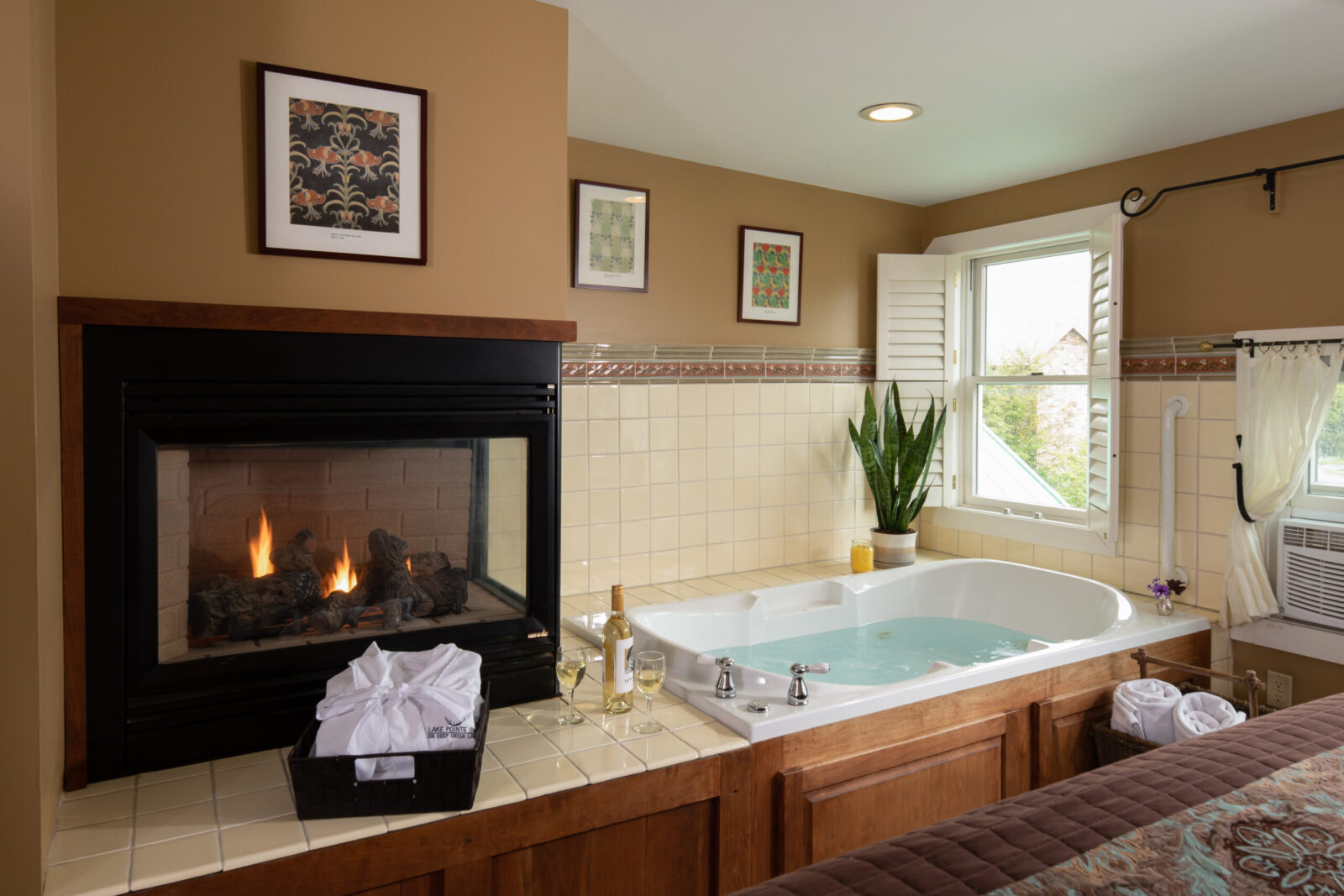 Sang Run suite Jacuzzi and fireplace at our Deep Creek Lake Hotel