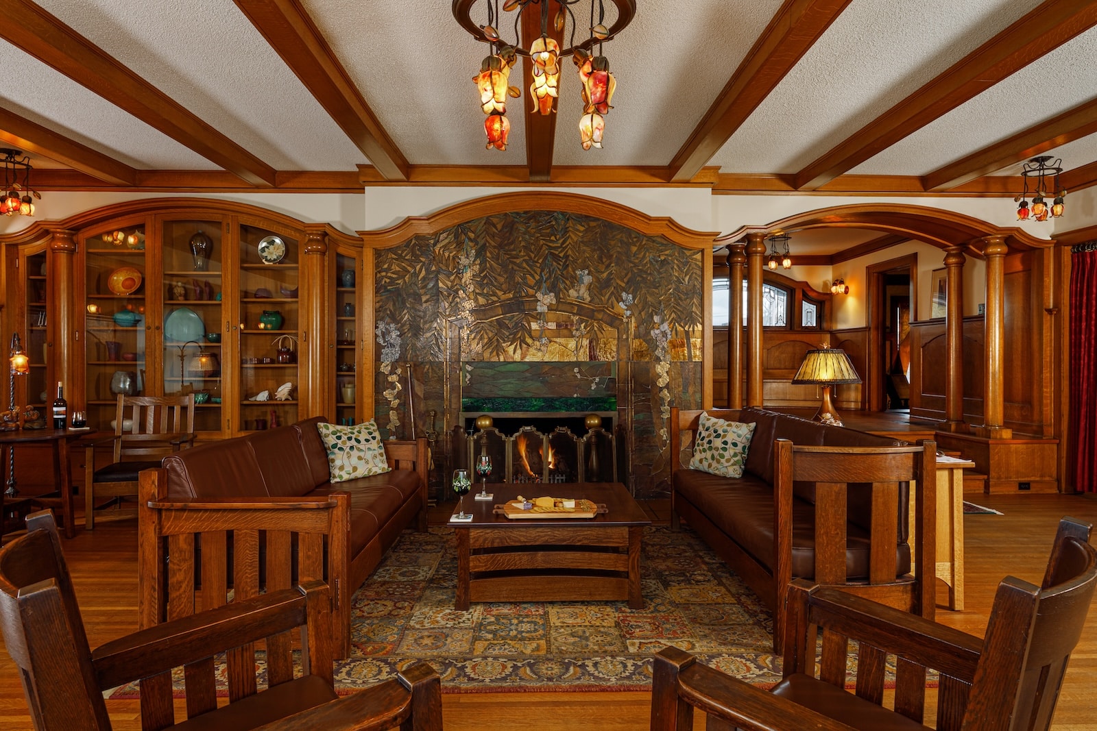 The common room with wooden furniture at the Stewart Inn, one of the best hotels in Wausau, WI.